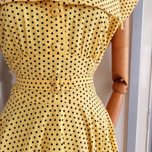 Cargar imagen en el visor de la galería, 1940s 1950s - Stunning Yellow Dotted Cotton Dress - W28 (72cm)
