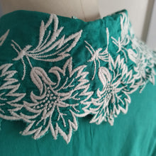 Laden Sie das Bild in den Galerie-Viewer, 1950s - Gorgeous Green Pockets Cotton Dress - W31.5 (80cm)
