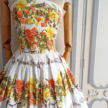 Laden Sie das Bild in den Galerie-Viewer, 1950s - Spectacular French Eclair Halterneck Dress - W26 (66cm)
