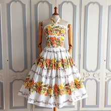 Laden Sie das Bild in den Galerie-Viewer, 1950s - Spectacular French Eclair Halterneck Dress - W26 (66cm)
