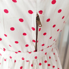 Laden Sie das Bild in den Galerie-Viewer, 1940s - Adorable Dotted Belted Cotton Dress - W31.5 (80cm)
