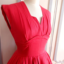 Carica l&#39;immagine nel visualizzatore di Gallery, 1950s - Gorgeous Rouge Petals Gabardine Rayon Dress - W27.5 (70cm)
