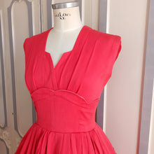Laden Sie das Bild in den Galerie-Viewer, 1950s - Gorgeous Rouge Petals Gabardine Rayon Dress - W27.5 (70cm)
