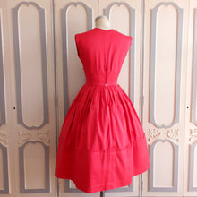 Laden Sie das Bild in den Galerie-Viewer, 1950s - Gorgeous Rouge Petals Gabardine Rayon Dress - W27.5 (70cm)
