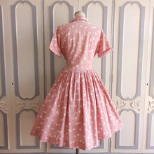 Charger l&#39;image dans la galerie, 1950s - Adorable Antique Pink Silk Dress - W32 (82cm)
