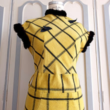 Cargar imagen en el visor de la galería, 1950s - Stunning Black &amp; Yellow Wool Dress - W32 (82cm)
