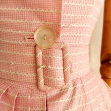 Cargar imagen en el visor de la galería, 1950s - Adorable Pink Vichy Belted Cotton Dress - W24 (60cm)
