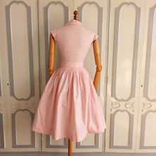 Carica l&#39;immagine nel visualizzatore di Gallery, 1950s - Adorable Pink Vichy Belted Cotton Dress - W24 (60cm)
