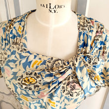 Cargar imagen en el visor de la galería, 1940s - Rose-Lynn - Gorgeous Organic Print Silk Dress - W28 (72cm)
