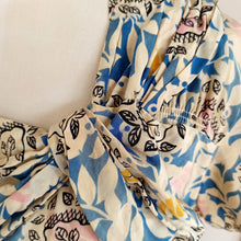 Cargar imagen en el visor de la galería, 1940s - Rose-Lynn - Gorgeous Organic Print Silk Dress - W28 (72cm)

