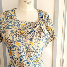 Load image into Gallery viewer, 1940s - Rose-Lynn - Gorgeous Organic Print Silk Dress - W28 (72cm)
