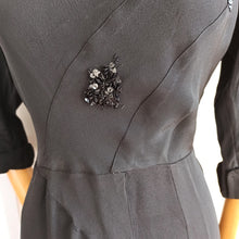 Laden Sie das Bild in den Galerie-Viewer, 1940s - Elegant Black Rayon Sequined Dress - W31 (78cm)
