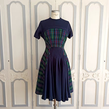 Carica l&#39;immagine nel visualizzatore di Gallery, 1940s - Fabulous Winter Scottish Plaid Wool Dress - W25 (64cm)
