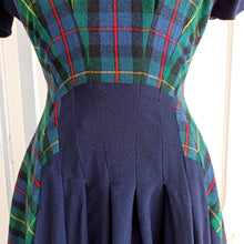 Laden Sie das Bild in den Galerie-Viewer, 1940s - Fabulous Winter Scottish Plaid Wool Dress - W25 (64cm)
