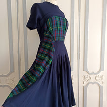 Cargar imagen en el visor de la galería, 1940s - Fabulous Winter Scottish Plaid Wool Dress - W25 (64cm)
