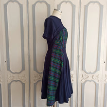 Cargar imagen en el visor de la galería, 1940s - Fabulous Winter Scottish Plaid Wool Dress - W25 (64cm)
