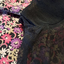 Laden Sie das Bild in den Galerie-Viewer, 1930s - Stunning Purple Floral Puff Shoulders Silk Dress  - W32 (82cm)
