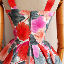 Laden Sie das Bild in den Galerie-Viewer, 1950s - Josette, Nice - Stunning De Luxe French Dress - W24.5 (62cm)
