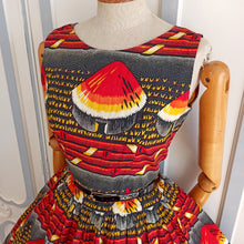 Laden Sie das Bild in den Galerie-Viewer, 1950s - Gorgeous French Shacks Novelty Print Cotton Dress - W30 (76cm)

