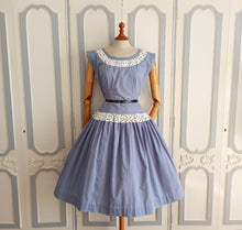 Laden Sie das Bild in den Galerie-Viewer, 1950s - Adorable Lilac Dotted Cotton Dress - W28 (72cm)
