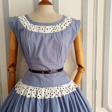Cargar imagen en el visor de la galería, 1950s - Adorable Lilac Dotted Cotton Dress - W28 (72cm)
