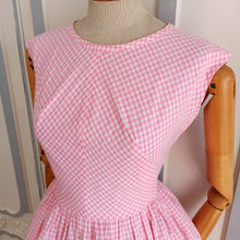 Laden Sie das Bild in den Galerie-Viewer, 1960s - Sweet Pink Vichy Cotton Dress - W27 (68cm)
