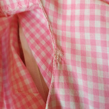 Laden Sie das Bild in den Galerie-Viewer, 1960s - Sweet Pink Vichy Cotton Dress - W27 (68cm)
