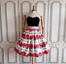 Cargar imagen en el visor de la galería, 1950s - Stunning Poppies Print Cotton Skirt - W27 (68cm)
