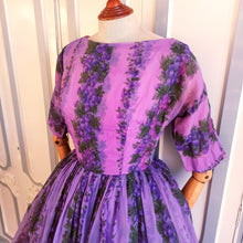 Laden Sie das Bild in den Galerie-Viewer, 1950s - Stunning Purple Grapes Chiffon Dress - W26 (66cm)
