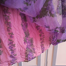 Carica l&#39;immagine nel visualizzatore di Gallery, 1950s - Stunning Purple Grapes Chiffon Dress - W26 (66cm)

