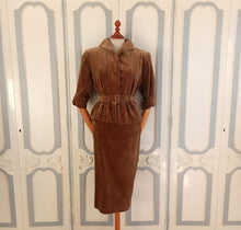 Cargar imagen en el visor de la galería, 1940s - Stunning &amp; Elegant Brown Velvet Dress - W27.5 (70cm)
