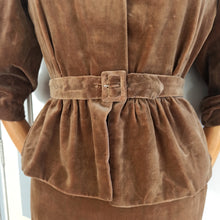Laden Sie das Bild in den Galerie-Viewer, 1940s - Stunning &amp; Elegant Brown Velvet Dress - W27.5 (70cm)
