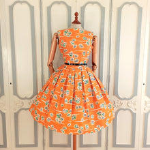 Charger l&#39;image dans la galerie, 1950s - Spectacular Orange Floral Cotton Dress - W29 (74cm)
