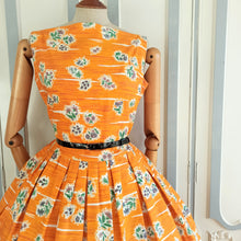 Laden Sie das Bild in den Galerie-Viewer, 1950s - Spectacular Orange Floral Cotton Dress - W29 (74cm)
