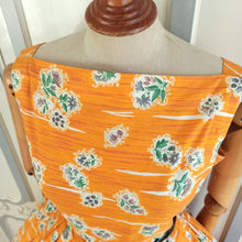 Charger l&#39;image dans la galerie, 1950s - Spectacular Orange Floral Cotton Dress - W29 (74cm)

