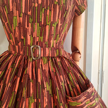 Laden Sie das Bild in den Galerie-Viewer, 1950s 1960s - Fabulous Abstract Pockets Belted Dress - W28 (72cm)
