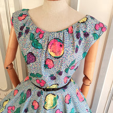 Laden Sie das Bild in den Galerie-Viewer, 1940s 1950s - Stunning Novelty Print Fruits Cotton Dress - W27 (68cm)
