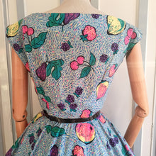 Charger l&#39;image dans la galerie, 1940s 1950s - Stunning Novelty Print Fruits Cotton Dress - W27 (68cm)
