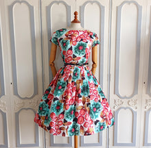 Laden Sie das Bild in den Galerie-Viewer, 1950s - Stunning Abstract Floral Dress - W27.5 (70cm)
