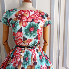 Laden Sie das Bild in den Galerie-Viewer, 1950s - Stunning Abstract Floral Dress - W27.5 (70cm)
