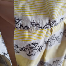 Cargar imagen en el visor de la galería, 1950s - Adorable Yellow Cotton Day Dress - W27.5 (70cm)
