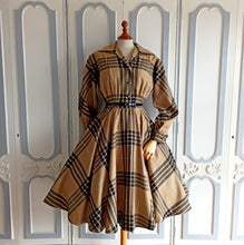 Laden Sie das Bild in den Galerie-Viewer, VTG - UNWORN - Fabulous Brown Tartan Wool Dress - W27.5 (70cm)
