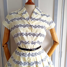 Cargar imagen en el visor de la galería, 1950s - Adorable Yellow Cotton Day Dress - W27.5 (70cm)
