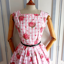 Laden Sie das Bild in den Galerie-Viewer, 1950s - Adorable Pink Floral Cotton Dress - W27.5 (70cm)
