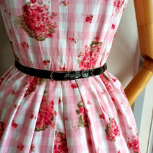 Laden Sie das Bild in den Galerie-Viewer, 1950s - Adorable Pink Floral Cotton Dress - W27.5 (70cm)
