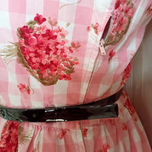 Cargar imagen en el visor de la galería, 1950s - Adorable Pink Floral Cotton Dress - W27.5 (70cm)
