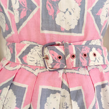 Laden Sie das Bild in den Galerie-Viewer, 1950s - Adorable Pink Rose Pockets Cotton Dress - W28.5 (72cm)
