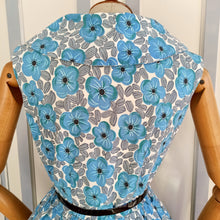 Laden Sie das Bild in den Galerie-Viewer, 1950s - Gorgeous Blue Floral Print Cotton Dress - W26 (66cm)
