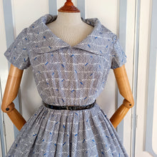 Laden Sie das Bild in den Galerie-Viewer, 1950s - JUNEX, France - Gorgeous Printed Cotton Dress - W30 (76cm)
