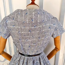 Cargar imagen en el visor de la galería, 1950s - JUNEX, France - Gorgeous Printed Cotton Dress - W30 (76cm)
